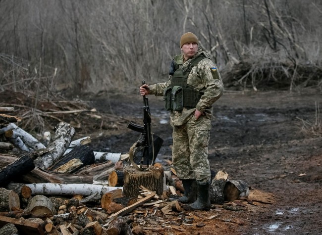 当地时间2022年2月19日，顿巴斯前线，俄乌局势紧张，乌克兰士兵严阵以待。