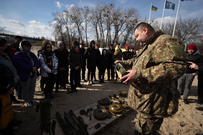 当地时间2022年2月20日，乌克兰基辅，俄乌局势紧张，民众参加军事训练。