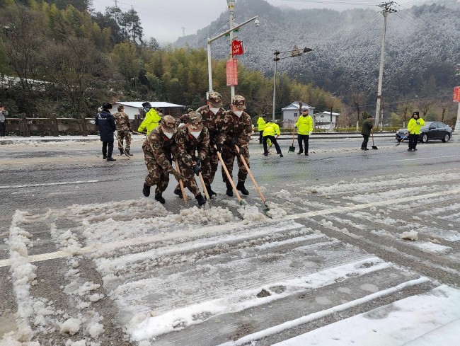 武警广西总队桂林支队： 除冰破雪，砥砺前行