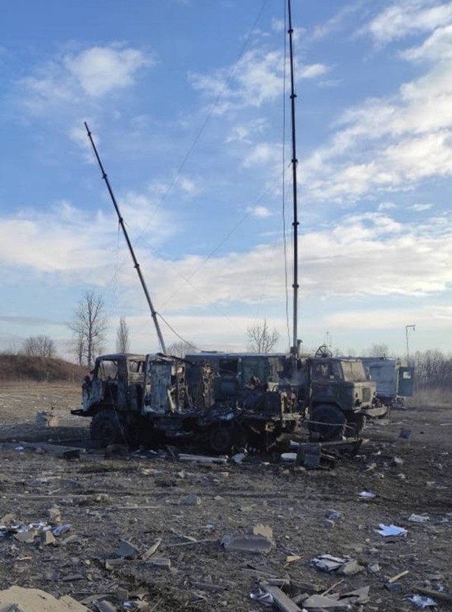 俄罗斯2022年2月24日说，俄军方已经摧毁乌克兰境内超过70个军事目标，包括11个机场。报道称，俄罗斯国防部发言人科纳申科夫说：“俄罗斯武装力量的袭击造成乌克兰74个地面军事设施被摧毁。”他说，俄方还击落一架乌克兰军用直升机和4架无人机。