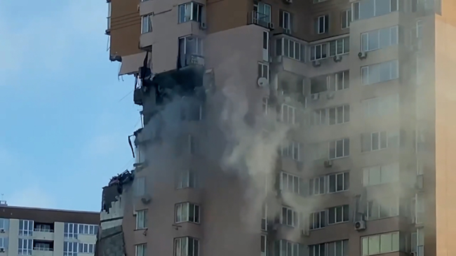 外媒：基辅一高层住宅被导弹袭击 乌外长发推谴责