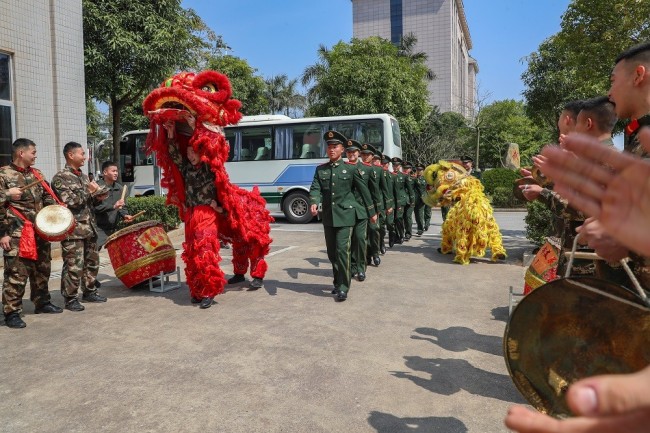 广西南宁：新兵下连 奔赴新岗