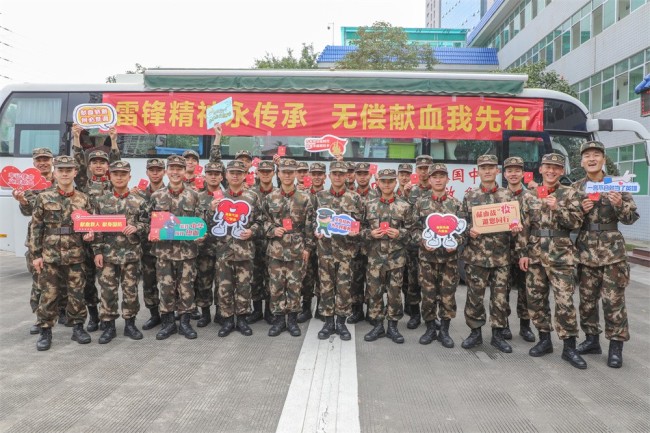 广西南宁：学雷锋日，武警官兵义务献血 献爱心