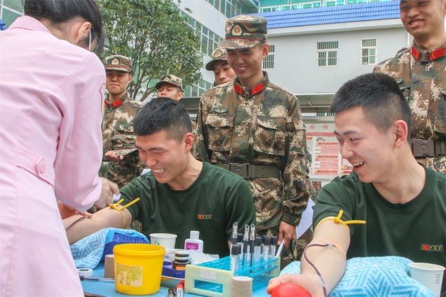 广西南宁：学雷锋日，武警官兵义务献血 献爱心