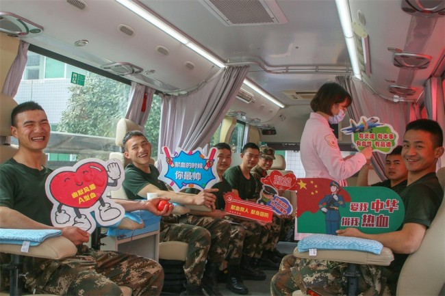 广西南宁：学雷锋日，武警官兵义务献血 献爱心