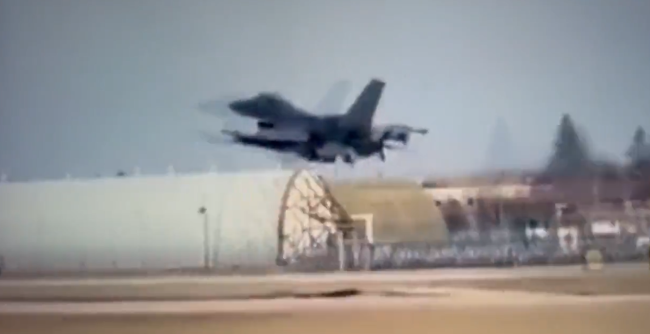 实拍美军F16战斗机紧急迫降 机腹着陆！