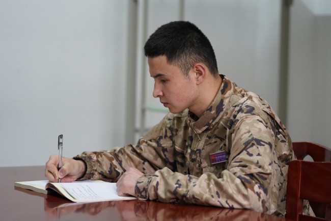 新疆籍新兵塞地拉木·阿布外力正在记录每天的点点滴滴侯鲁晋摄