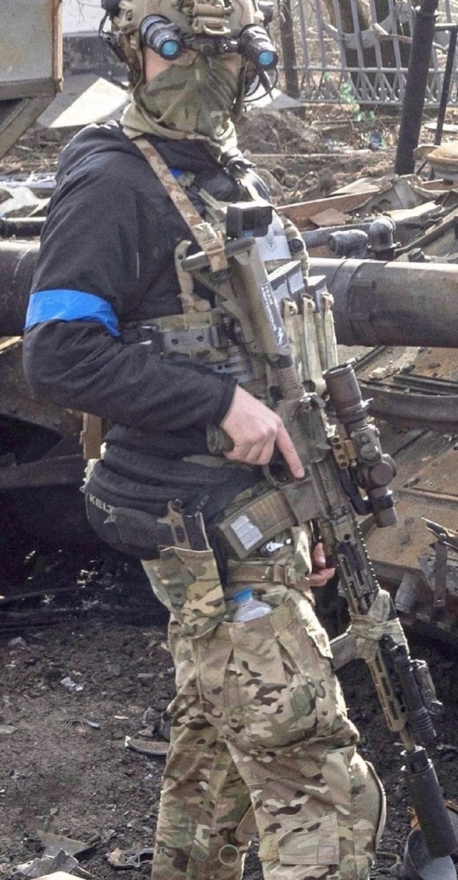 乌克兰方面的一名作战人员全身的装备：价格不菲