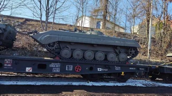 捷克向乌克兰运送坦克画面曝光 打破北约国家先例