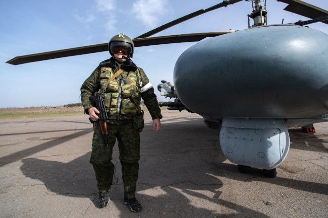 俄军飞行员换装数码迷彩 随身携带短突