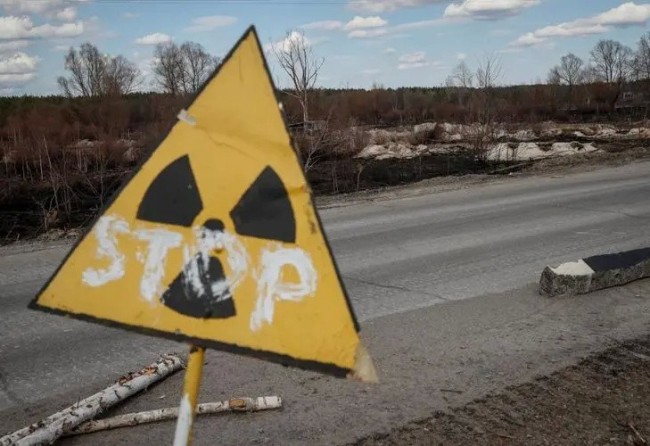 实拍俄军在切尔诺贝利挖的战壕 辐射超标