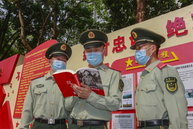 世界读书日 武警官兵邀你一起感受“书香”味儿