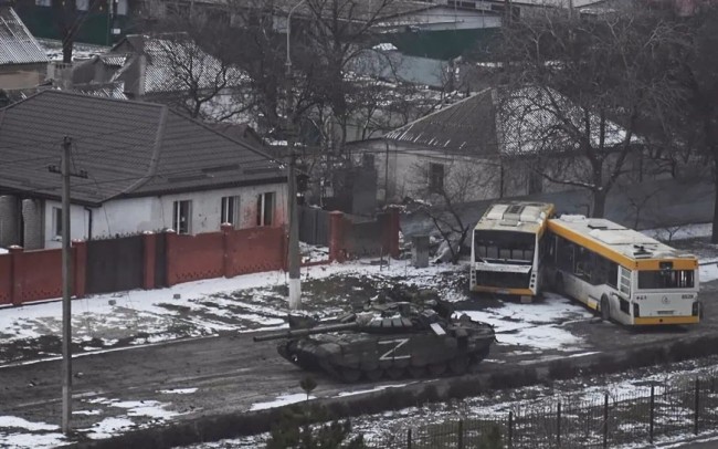 在马里乌波尔市进行巷战的俄罗斯坦克。