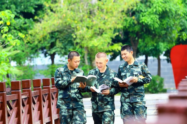武警广西新兵团开展读书活动助力新兵成才