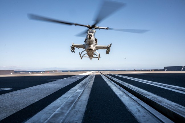 美军AH-1Z武装直升机降落朱姆沃尔特驱逐舰