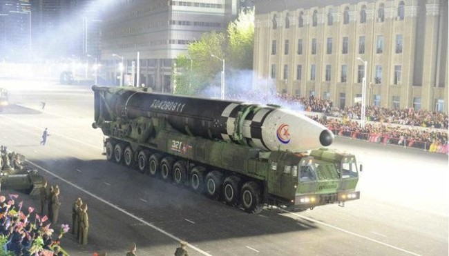 朝鲜25日夜间举行阅兵 洲际导弹高超音速武器亮相