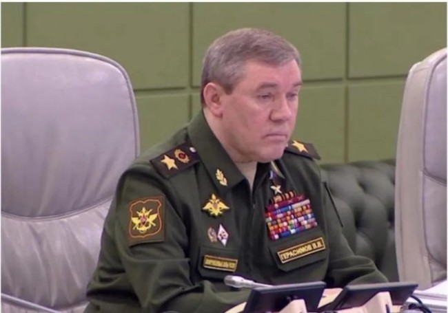 瓦列里·格拉西莫夫现身4日在莫斯科举行的视频会议。