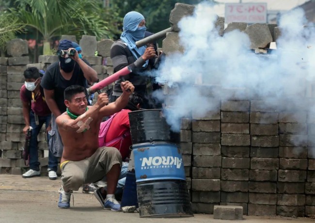 ▲2018年6月，在尼加拉瓜的马萨亚市，抗议者使用自制武器与警方发生冲突。