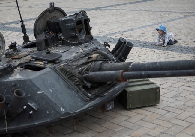 基辅街头展出俄乌冲突期间俄军被毁军用车辆