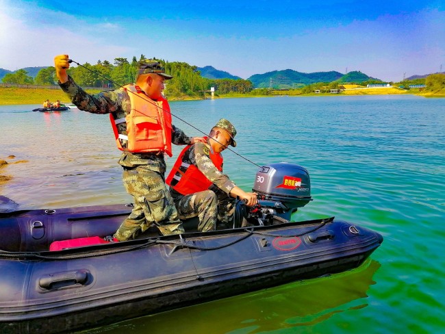 官兵进行冲锋舟水上救援训练。