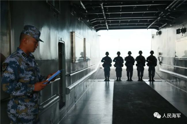 揭秘！登陆舰舰员与陆战队员如何协同训练