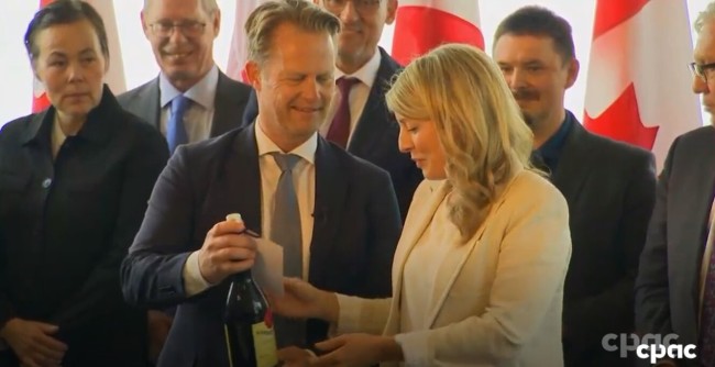 丹麦时间现在几点_丹麦时间现在几点天亮_丹麦现在时间