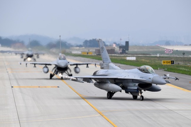 韩国空军公开举行大规模演习：出动70多架战机