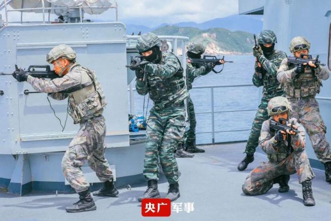 海军蛟龙突击队和武警特战队一起行动
