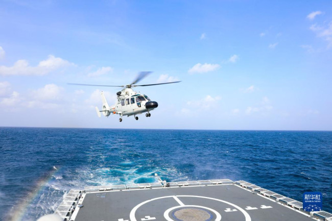 中国海军第40批护航编队呼和浩特舰组织舰载直升机起降训练（2月9日摄）。新华社发（杨捷 摄）