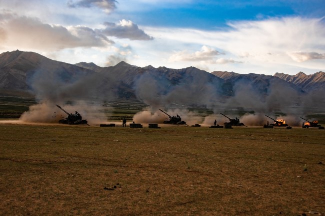 西藏军区某旅组织夜间多型防空武器实弹演练
