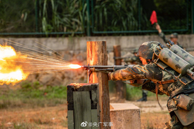 火力全开！多角度实拍官兵喷火训练瞬间