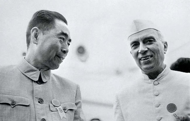 1955年万隆会议上，周恩来与时任印度总理的尼赫鲁交谈。