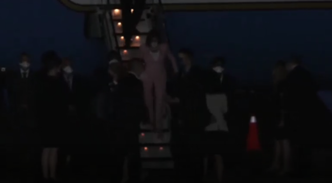 台媒直播画面：众议院议长佩洛西走下专机，吴钊燮接机