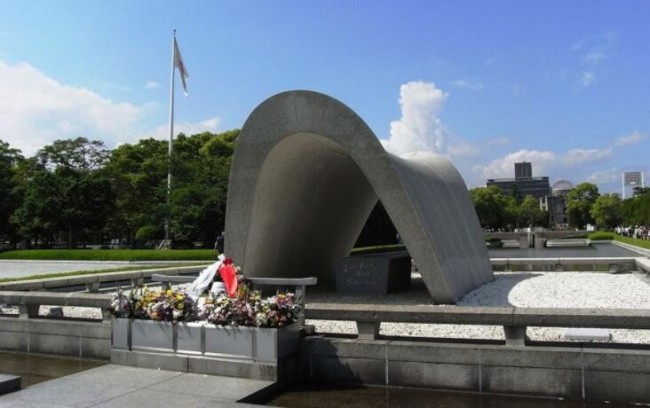 俄驻日大使自行到广岛一纪念碑献花