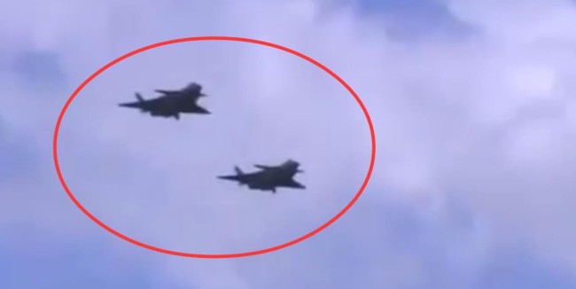 歼-20双机分离上升滚转 贴近实战 视频展现歼20高光时刻