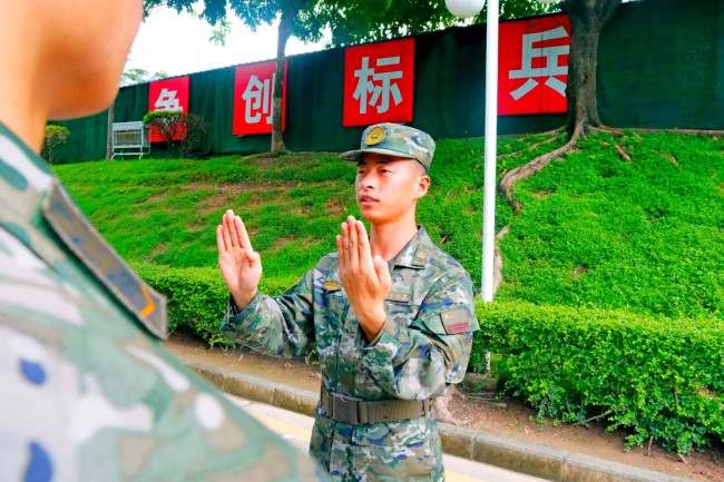 武警第二机动总队退伍老兵用实际行动告别军旅青春