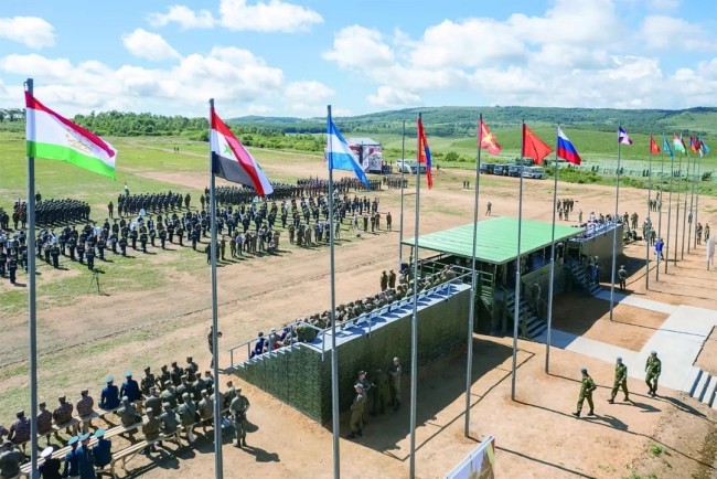 8 月 31 日上午，俄国防部在滨海边疆区谢尔盖耶夫斯基训练场举行“东方-2022”军演开幕式。（俄罗斯国防部官网））