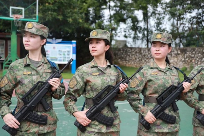 空军飞行员换发21式飞行服 颜值和战斗力都高到爆表_军事频道_中华网