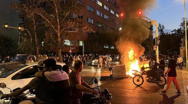 2022年9月19日，伊朗德黑兰，人们聚集在街头抗议