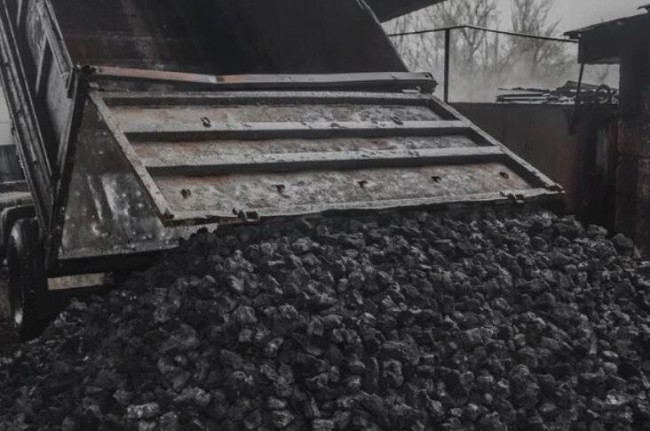 波兰人买的煤炭，下雨后居然褪色了…