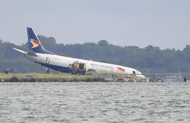法国一波音737货机冲进湖里 所幸没有人员伤亡 蒙彼利埃机场关闭
