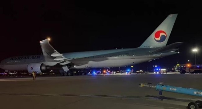韩国一客机起飞滑跑时撞机 左侧机翼和对方客机的尾翼发生碰撞