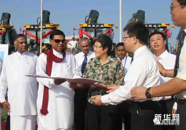 中国企业向斯里兰卡交付大型工程机械（图片来源：新华网）