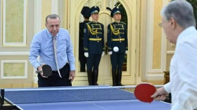 托卡耶夫和埃尔多安打乒乓球
