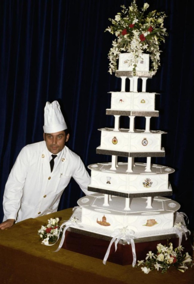 英国王结婚蛋糕将拍卖 已存放41年