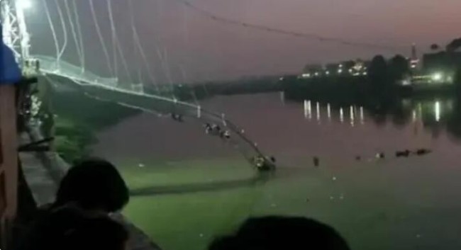 印度吊桥坍塌已致141人遇难