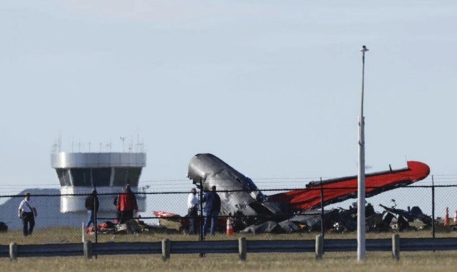 美航展2架飞机相撞坠毁致6人死亡 为什么出现在同一空域的同一高度成调查重点