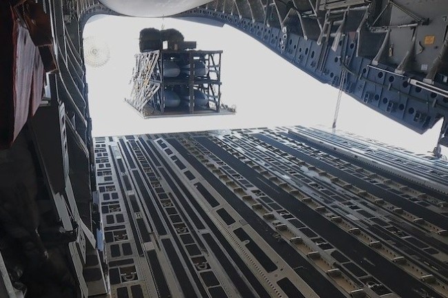 美军往C130货舱里装导弹 可空投发射