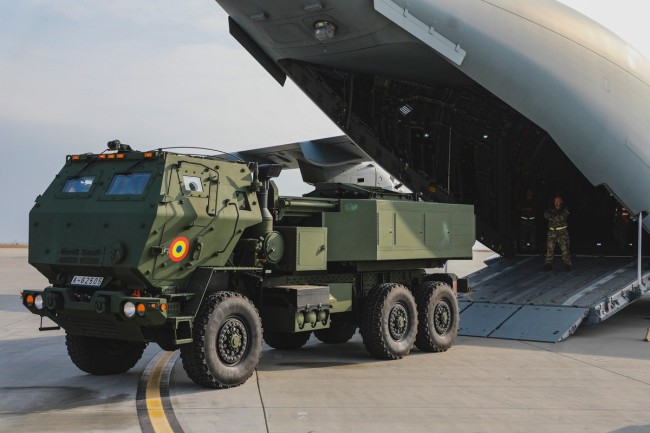 英国皇家空军用C130运输机在罗马尼亚运载海马斯火箭炮，试验快速部署北约武器的能力。海马斯全重11吨，整车尺寸只比小型货车大一点。