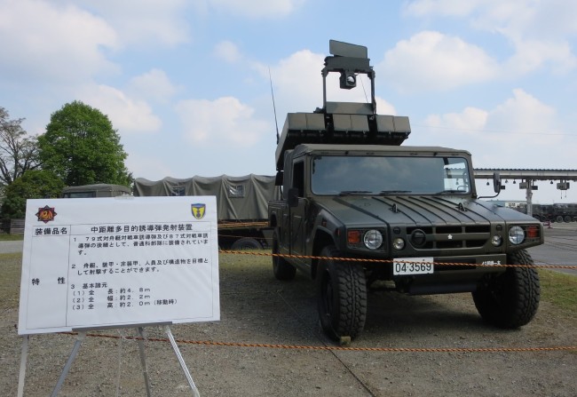 日本陆上自卫队发射车载反坦克导弹